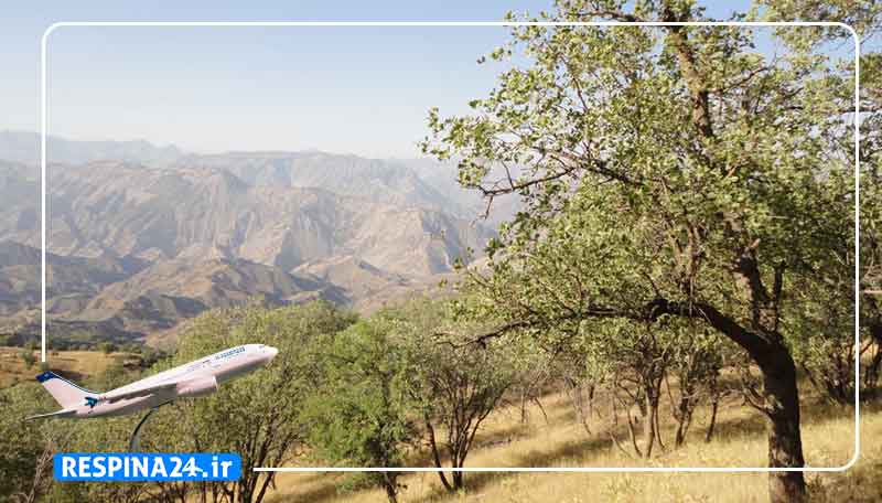 نمایی از طبیعت شهر خرم اباد شامل درختان، کوه ها به همراه یک هواپیما در حال پرواز